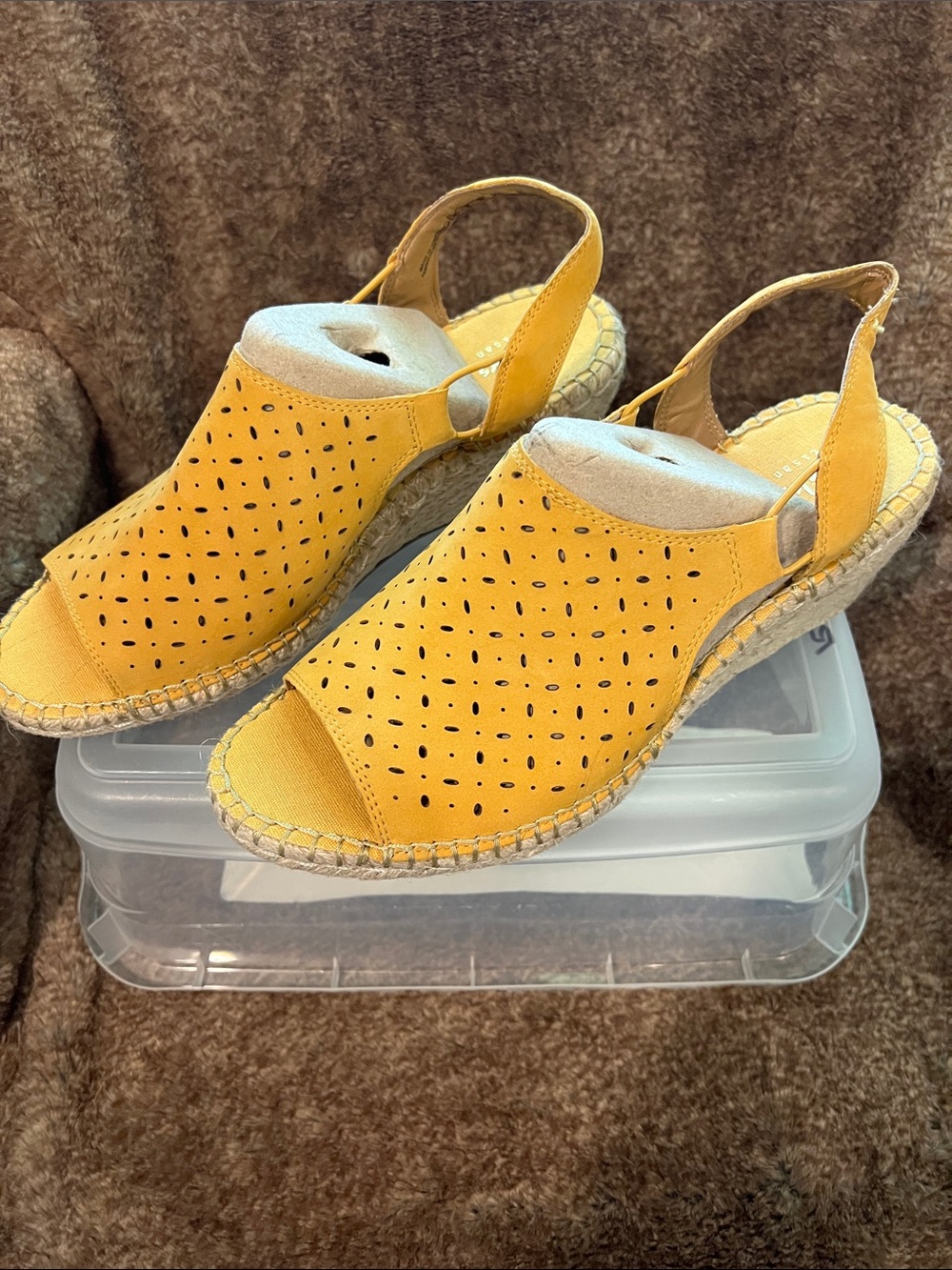 9 W Clarks Yellow Perforated Slingback Espadrille Wedge 2 1/2 inch shield